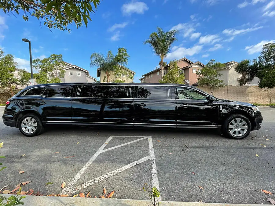 Black-lincoln-mkt-limo-exterior